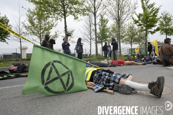 Saclay, les militants écologistes dénoncent l urbanisation.