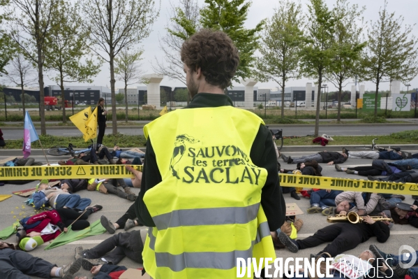 Saclay, les militants écologistes dénoncent l urbanisation.