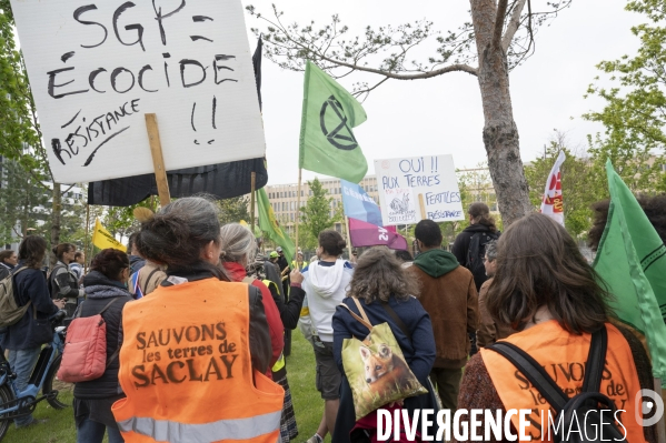 Saclay, les militants écologistes dénoncent l urbanisation.