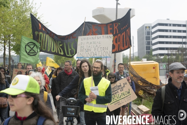 Saclay, les militants écologistes dénoncent l urbanisation.