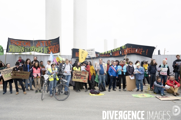 Saclay, les militants écologistes dénoncent l urbanisation.