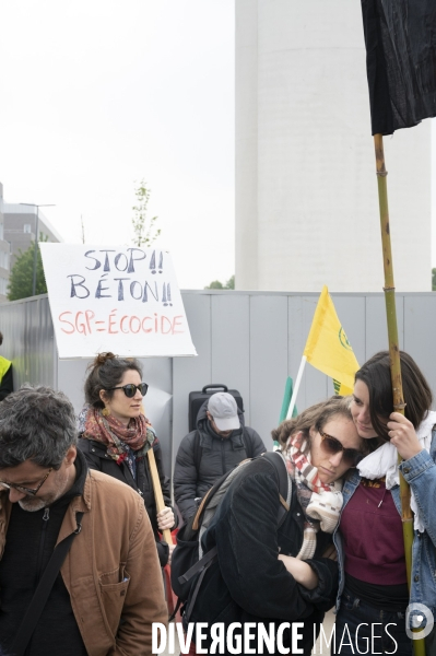 Saclay, les militants écologistes dénoncent l urbanisation.