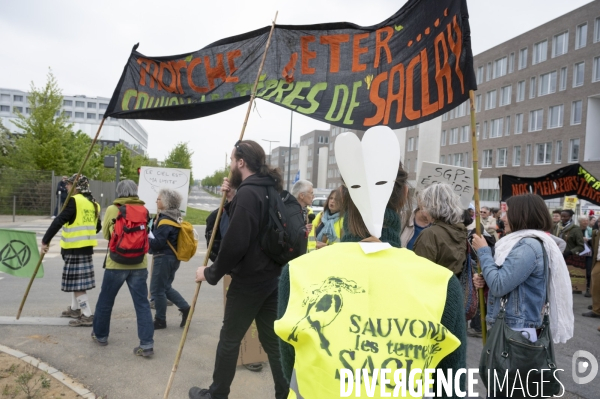 Saclay, les militants écologistes dénoncent l urbanisation.