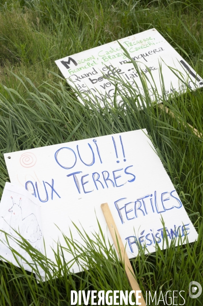 Saclay, les militants écologistes dénoncent l urbanisation.