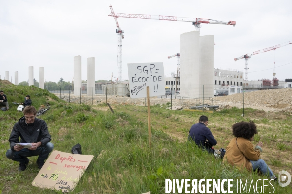 Saclay, les militants écologistes dénoncent l urbanisation.