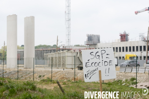 Saclay, les militants écologistes dénoncent l urbanisation.