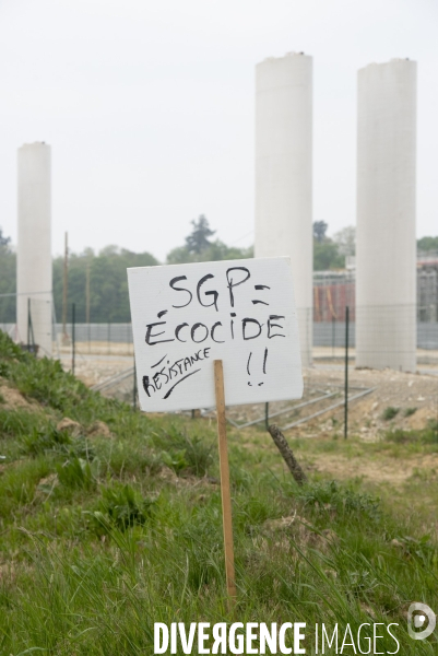 Saclay, les militants écologistes dénoncent l urbanisation.