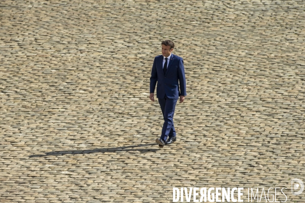 Emmanuel MACRON, en marche dans la cour des Invalides