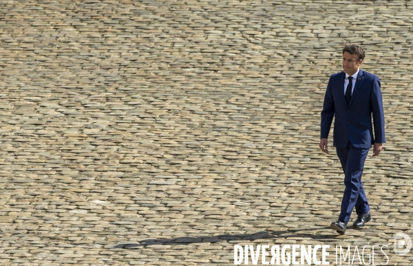 Emmanuel MACRON, en marche dans la cour des Invalides