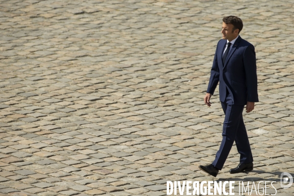 Emmanuel MACRON, en marche dans la cour des Invalides