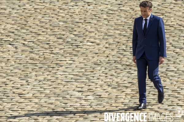 Emmanuel MACRON, en marche dans la cour des Invalides