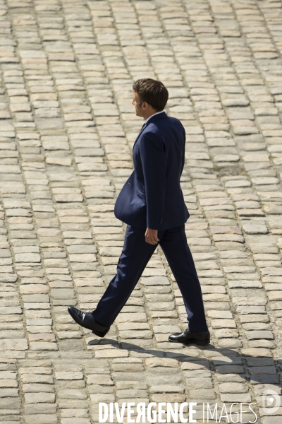 Emmanuel MACRON, en marche dans la cour des Invalides