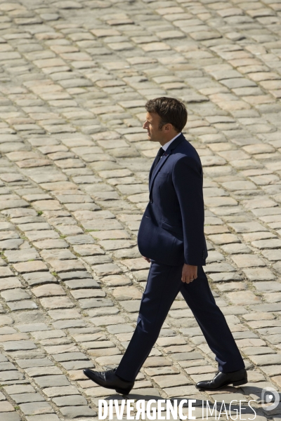 Emmanuel MACRON, en marche dans la cour des Invalides