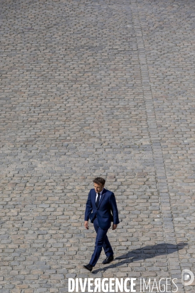 Emmanuel MACRON, en marche dans la cour des Invalides