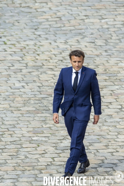Emmanuel MACRON, en marche dans la cour des Invalides