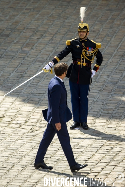 Emmanuel MACRON, en marche dans la cour des Invalides