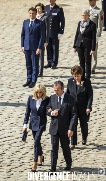 Emmanuel MACRON, en marche dans la cour des Invalides