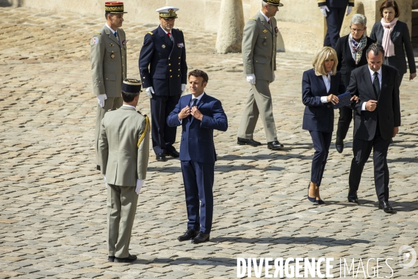 Emmanuel MACRON, en marche dans la cour des Invalides