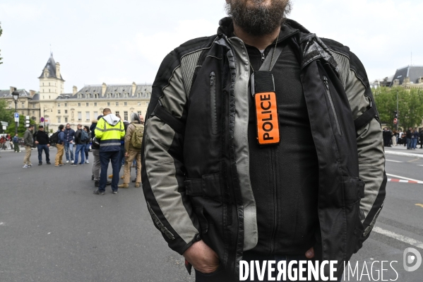 Rassemblement de forces de l ordre, en soutien à un collègue mis en examen pour  homicide volontaire  . Demonstration called by police.