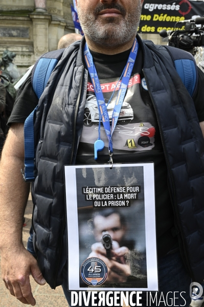 Rassemblement de forces de l ordre, en soutien à un collègue mis en examen pour  homicide volontaire  . Demonstration called by police.