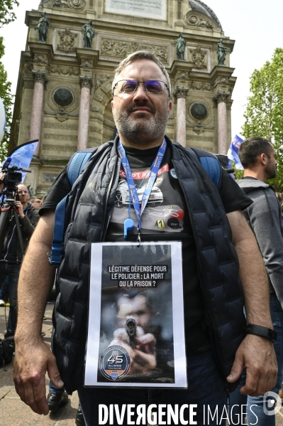 Rassemblement de forces de l ordre, en soutien à un collègue mis en examen pour  homicide volontaire  . Demonstration called by police.