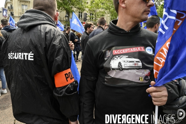 Rassemblement de forces de l ordre, en soutien à un collègue mis en examen pour  homicide volontaire  . Demonstration called by police.