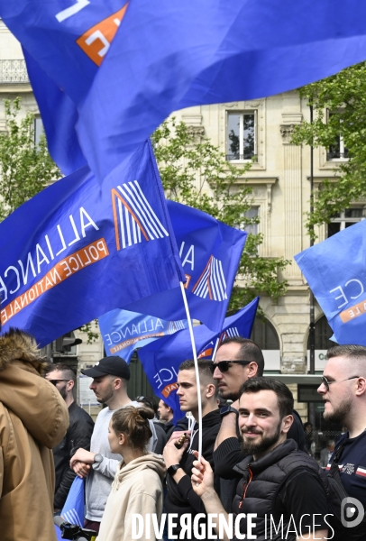 Rassemblement de forces de l ordre, en soutien à un collègue mis en examen pour  homicide volontaire  . Demonstration called by police.