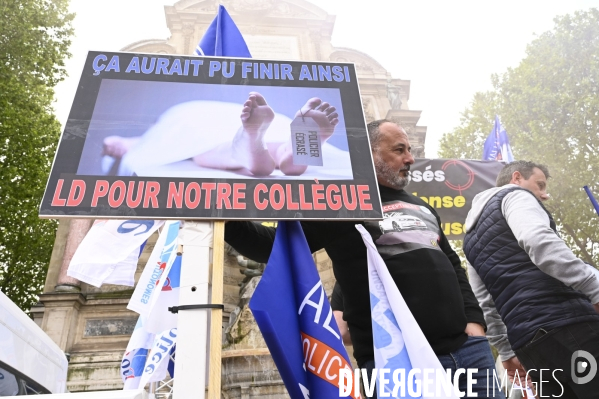 Rassemblement de forces de l ordre, en soutien à un collègue mis en examen pour  homicide volontaire  . Demonstration called by police.