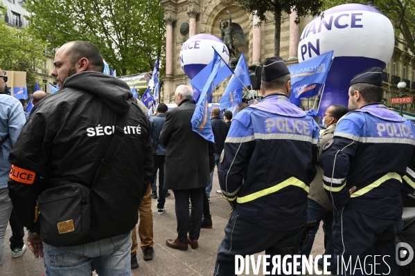 Rassemblement de forces de l ordre, en soutien à un collègue mis en examen pour  homicide volontaire  . Demonstration called by police.