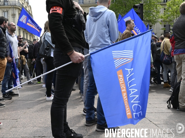 Rassemblement de forces de l ordre, en soutien à un collègue mis en examen pour  homicide volontaire  . Demonstration called by police.