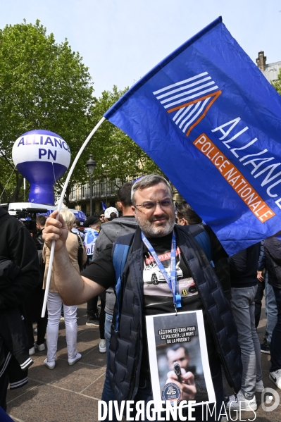 Rassemblement de forces de l ordre, en soutien à un collègue mis en examen pour  homicide volontaire  . Demonstration called by police.