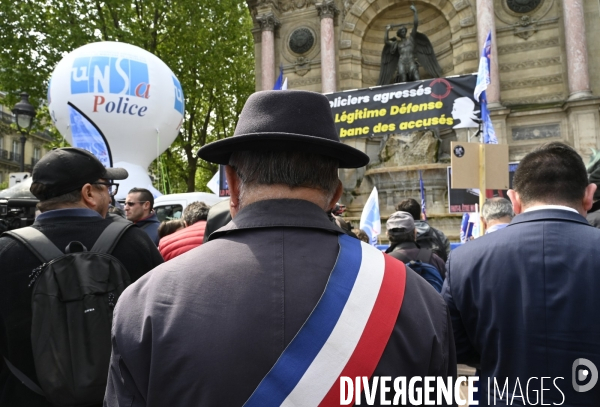 Rassemblement de forces de l ordre, en soutien à un collègue mis en examen pour  homicide volontaire  . Demonstration called by police.