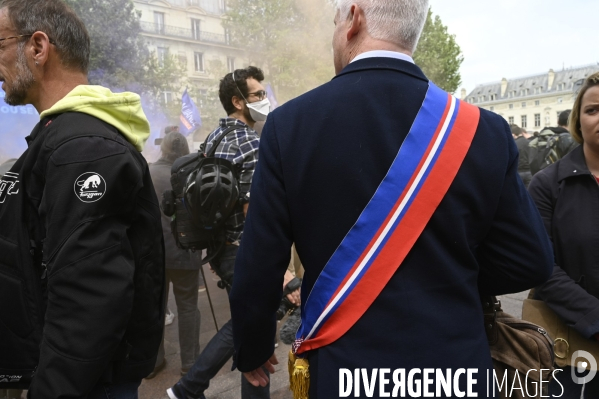 Rassemblement de forces de l ordre, en soutien à un collègue mis en examen pour  homicide volontaire  . Demonstration called by police.