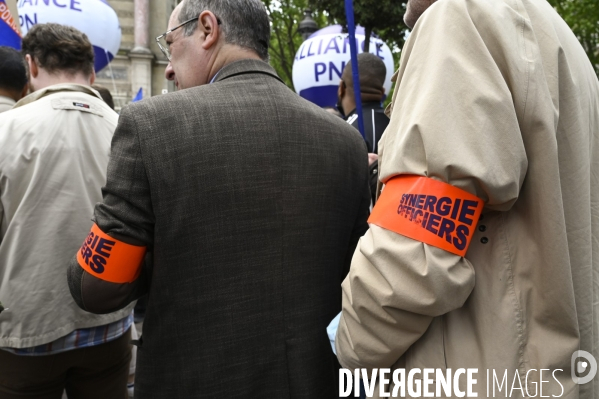 Rassemblement de forces de l ordre, en soutien à un collègue mis en examen pour  homicide volontaire  . Demonstration called by police.