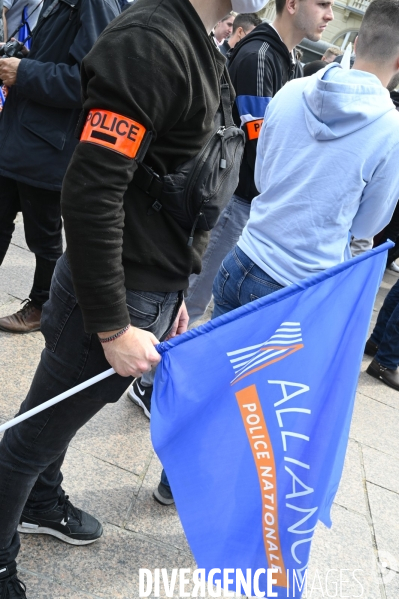 Rassemblement de forces de l ordre, en soutien à un collègue mis en examen pour  homicide volontaire  . Demonstration called by police.