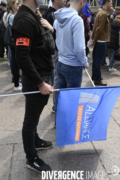 Rassemblement de forces de l ordre, en soutien à un collègue mis en examen pour  homicide volontaire  . Demonstration called by police.