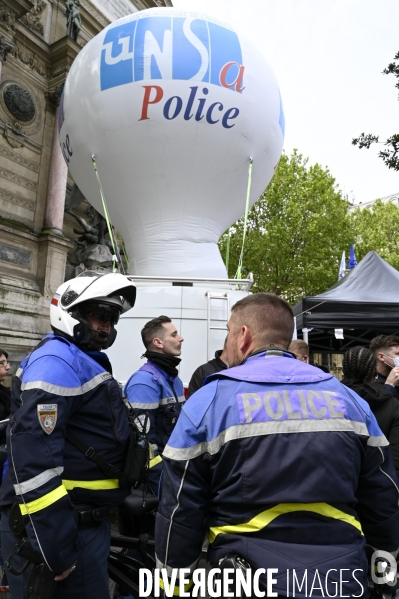 Rassemblement de forces de l ordre, en soutien à un collègue mis en examen pour  homicide volontaire  . Demonstration called by police.