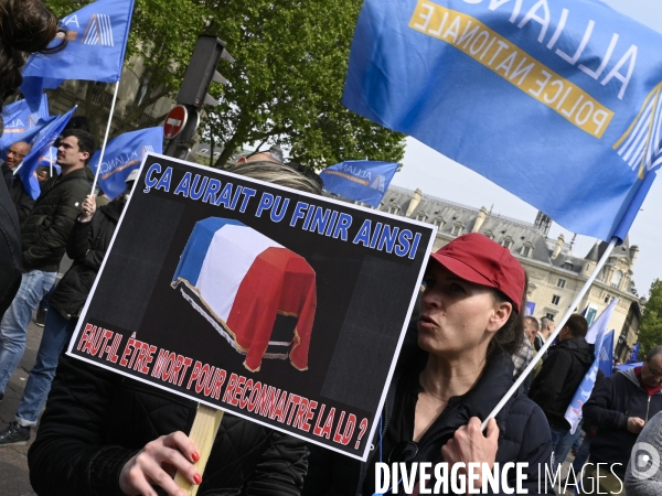 Rassemblement de forces de l ordre, en soutien à un collègue mis en examen pour  homicide volontaire  . Demonstration called by police.