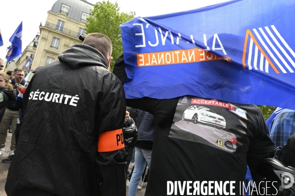 Rassemblement de forces de l ordre, en soutien à un collègue mis en examen pour  homicide volontaire  . Demonstration called by police.