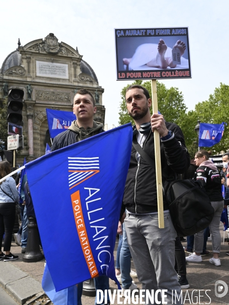 Rassemblement de forces de l ordre, en soutien à un collègue mis en examen pour  homicide volontaire  . Demonstration called by police.