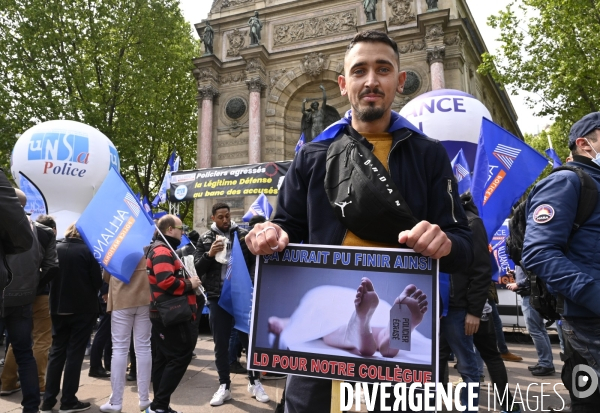 Rassemblement de forces de l ordre, en soutien à un collègue mis en examen pour  homicide volontaire  . Demonstration called by police.