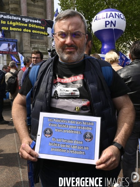 Rassemblement de forces de l ordre, en soutien à un collègue mis en examen pour  homicide volontaire  . Demonstration called by police.