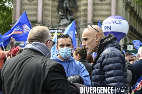 Rassemblement de forces de l ordre, en soutien à un collègue mis en examen pour  homicide volontaire  . Demonstration called by police.