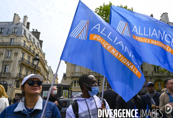 Rassemblement de forces de l ordre, en soutien à un collègue mis en examen pour  homicide volontaire  . Demonstration called by police.