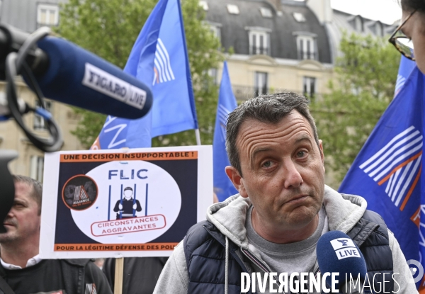 Fabien Vanhemelryck, secrétaire général du syndical ALLIANCE police Nationale, conteste la mise en examen d un policier pour  homicide volontaire  . Secretary General of National Police Alliance,