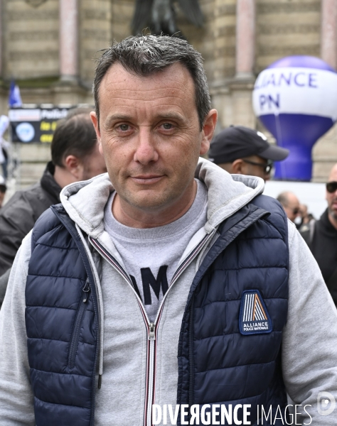 Fabien Vanhemelryck, secrétaire général du syndical ALLIANCE police Nationale, conteste la mise en examen d un policier pour  homicide volontaire  . Secretary General of National Police Alliance,