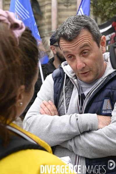 Fabien Vanhemelryck, secrétaire général du syndical ALLIANCE police Nationale, conteste la mise en examen d un policier pour  homicide volontaire  . Secretary General of National Police Alliance,