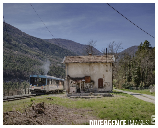 Le long de la Transbassealpine Digne-Nice ( le vide grenier )