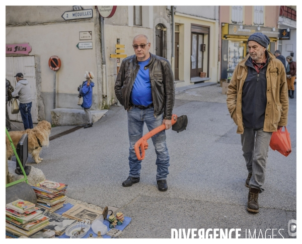 Le long de la Transbassealpine Digne-Nice ( le vide grenier )