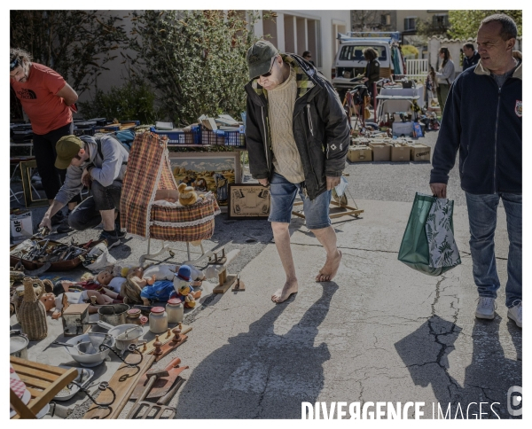 Le long de la Transbassealpine Digne-Nice ( le vide grenier )